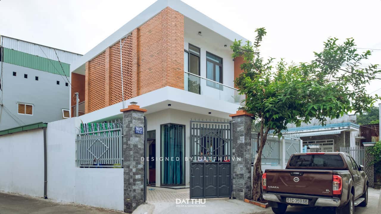 Nhà phố 2 tầng gạch bông gió